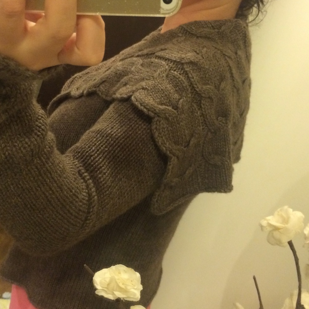 Like new! Cute sweater - Picture 4 of 4